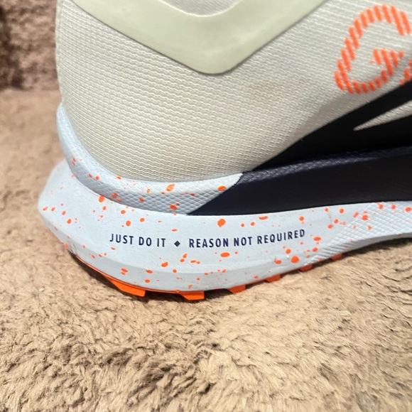 Beautiful size 9 White and Black Gore-Tex Nike Sneakers with Orange Accents. - Picture 7 of 15